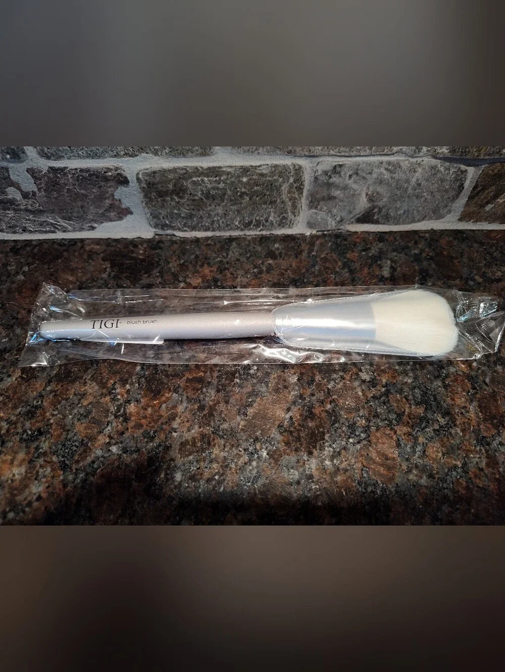 TIGI Blush Brush, 8.5 Inches